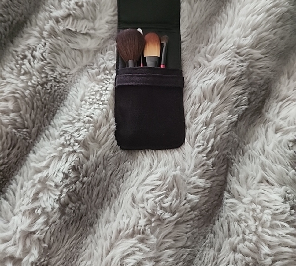 Posh Red Makeup Brush Set - Picture 4 of 5